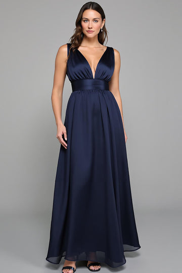 Robe longue formelle en mousseline de soie bleu marine à col en V